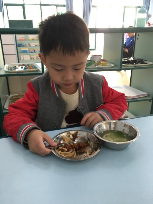 如何培养大班幼儿正确进餐坐姿礼仪？-图3