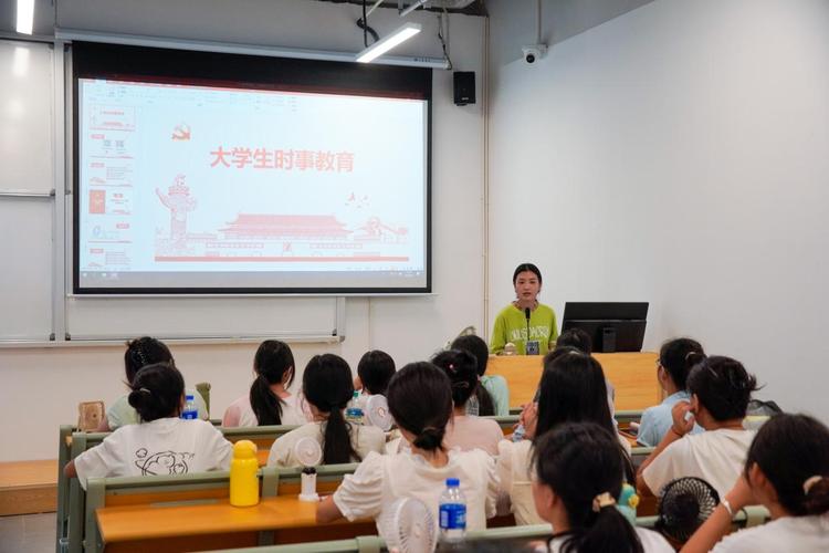 如何优化大学生思想政治教育环境？-图2